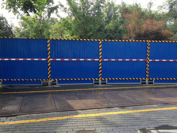 Reflective tape is pasted on the top and bottom of the construction enclosure.