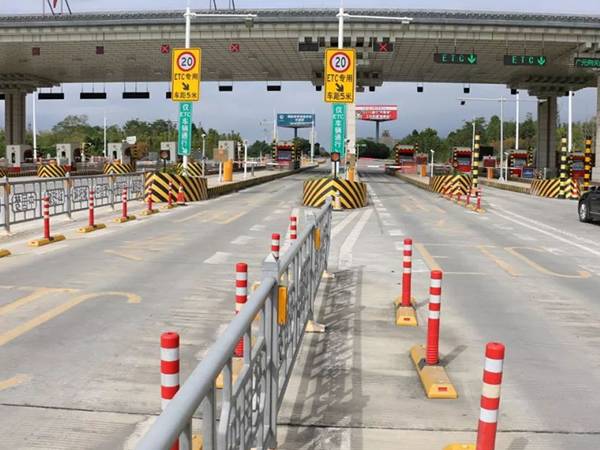 Reflective tape is pasted on the anti collision facilities installed in the toll station.