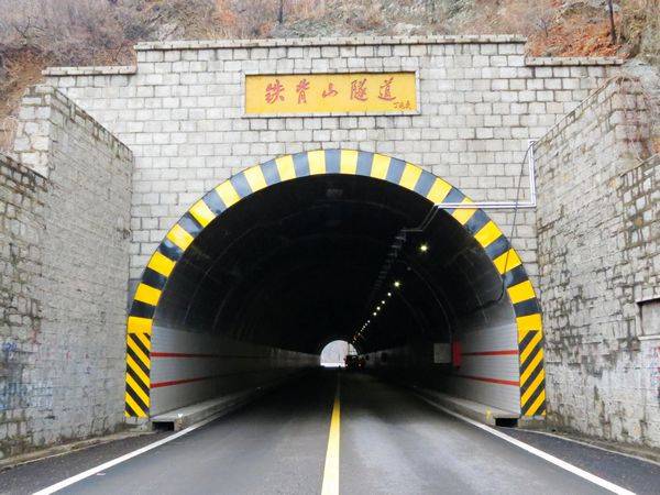 Reflective tape is pasted on the tunnel entrance.
