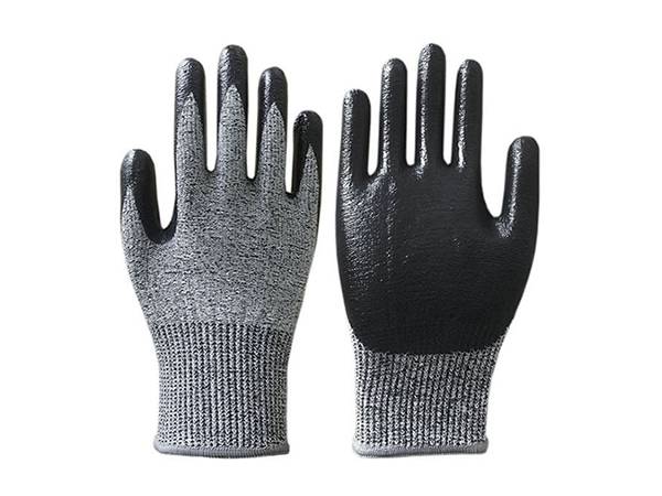 Smooth coated cut resistant gloves