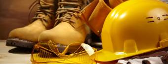 Safety helmet, safety shoes and other labour protection articles are placed on the desk.
